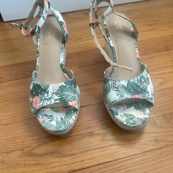 Market & Spruce Shoes - Market & Spruce Claudia Printed Wedge - size 11